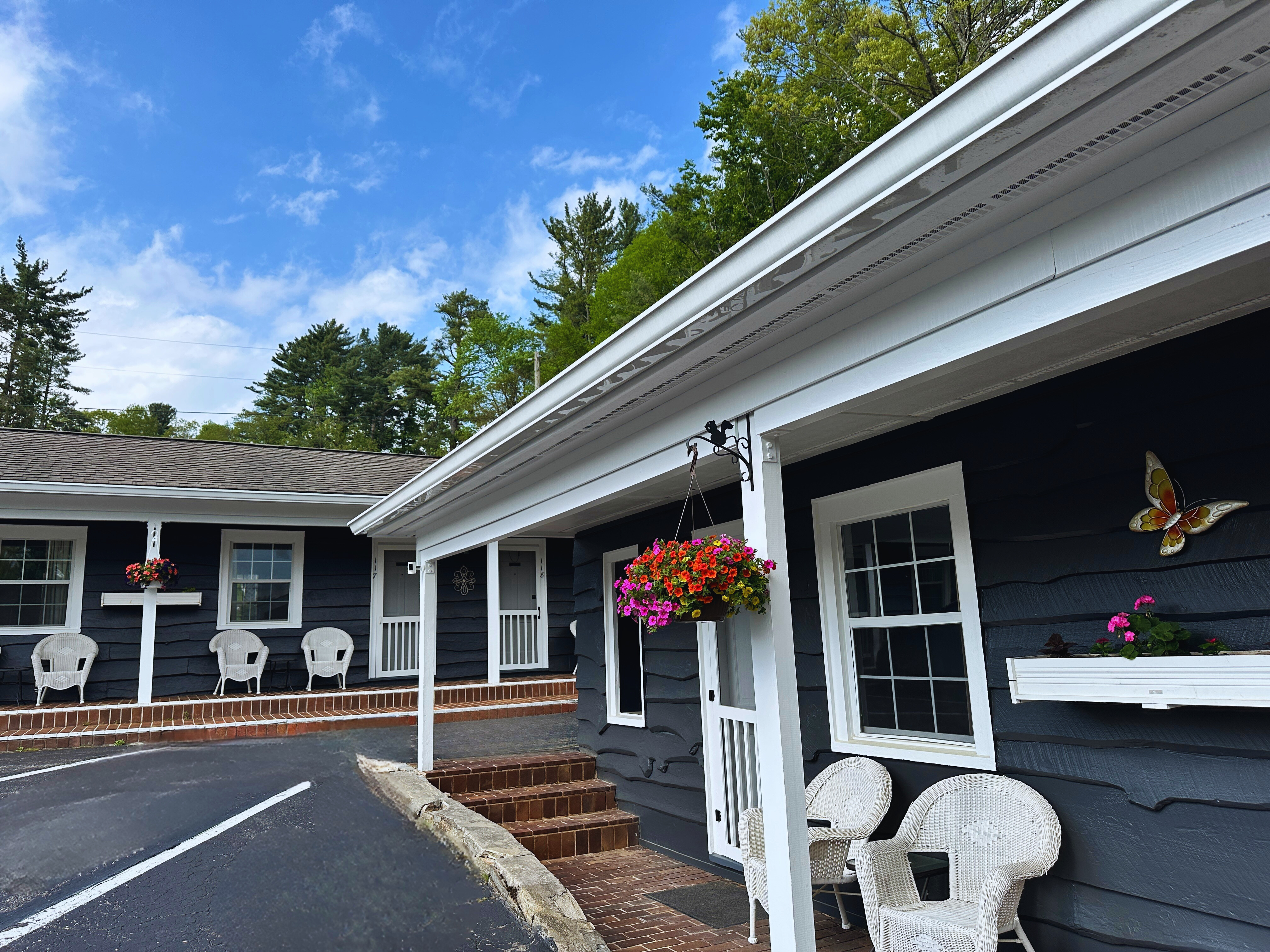 BLOWING ROCK INN